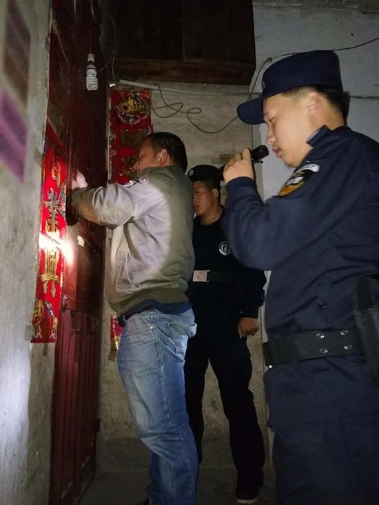 北盘江镇粗心妈妈误将幼女锁家中 民警全城寻开锁师傅开门